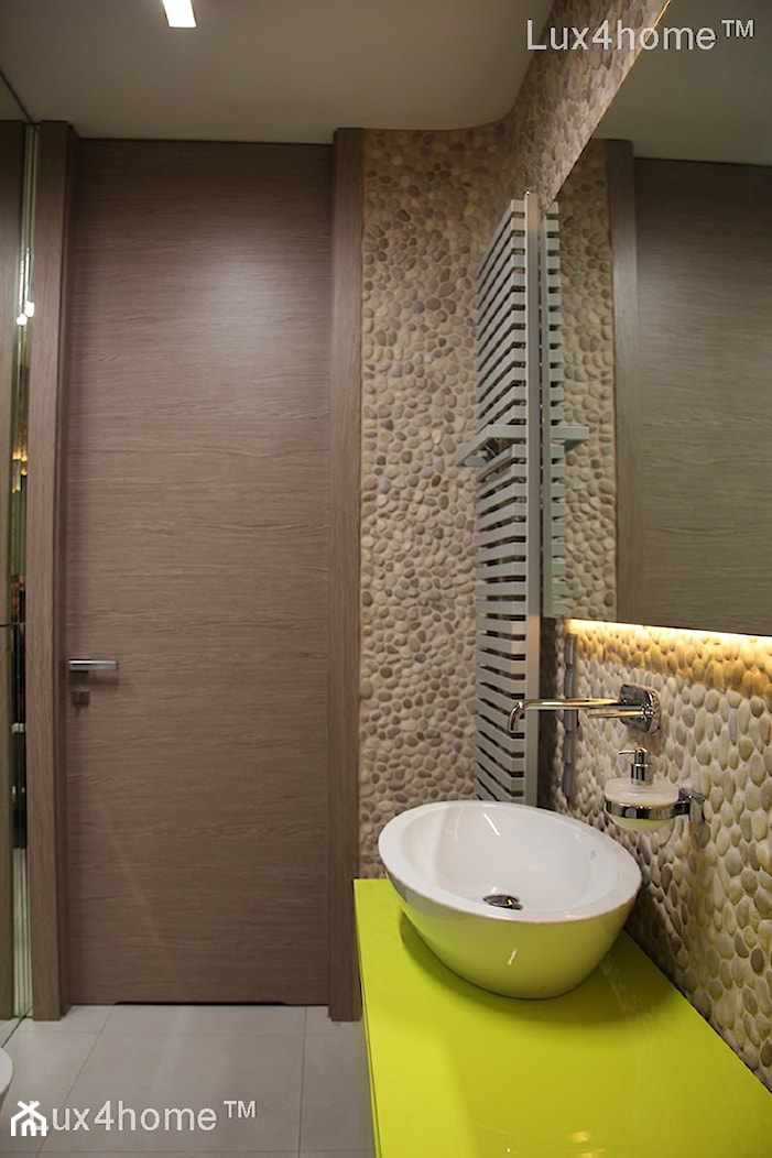 Beżowe otoczaki Maluku Tan od Lux4home™ na ścianie - otoczaki do łazienki. Mozaikę z beżowych otoczaków produkujemy w Indonezji w plastrach 30x30 cm, 15x30 cm, 10x30 cm lub jako ścianki z otoczaków 3D - zdjęcie od Lux4home™ - Homebook