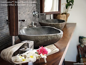 Kamienne umywalki i wanny z kamienia w łazience hotelowej i SPA