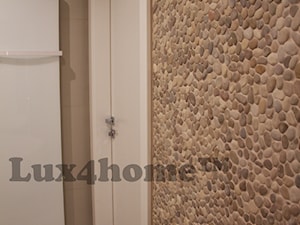 Beżowa mozaika kamienna z otoczaków - ściana z otoczaków w łazience - zdjęcie od Lux4home™