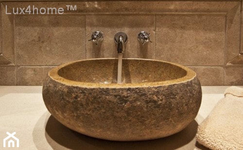 Kamienna umywalka z otoczaka w łazience – umywalki z kamienia - zdjęcie od Lux4home™ - Homebook