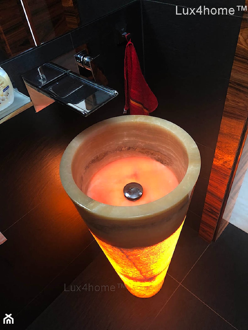 Podświetlenie umywalki z onyksu - onyksowa umywalka wolnostojąca - zdjęcie od Lux4home™ - Homebook