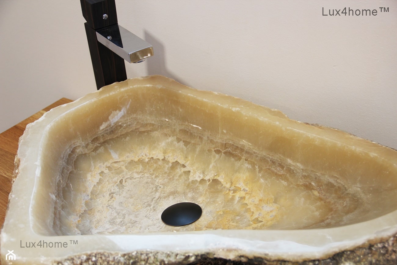 Kamienna umywalka z naturalnego onyksu na blacie - zdjęcie od Lux4home™ - Homebook