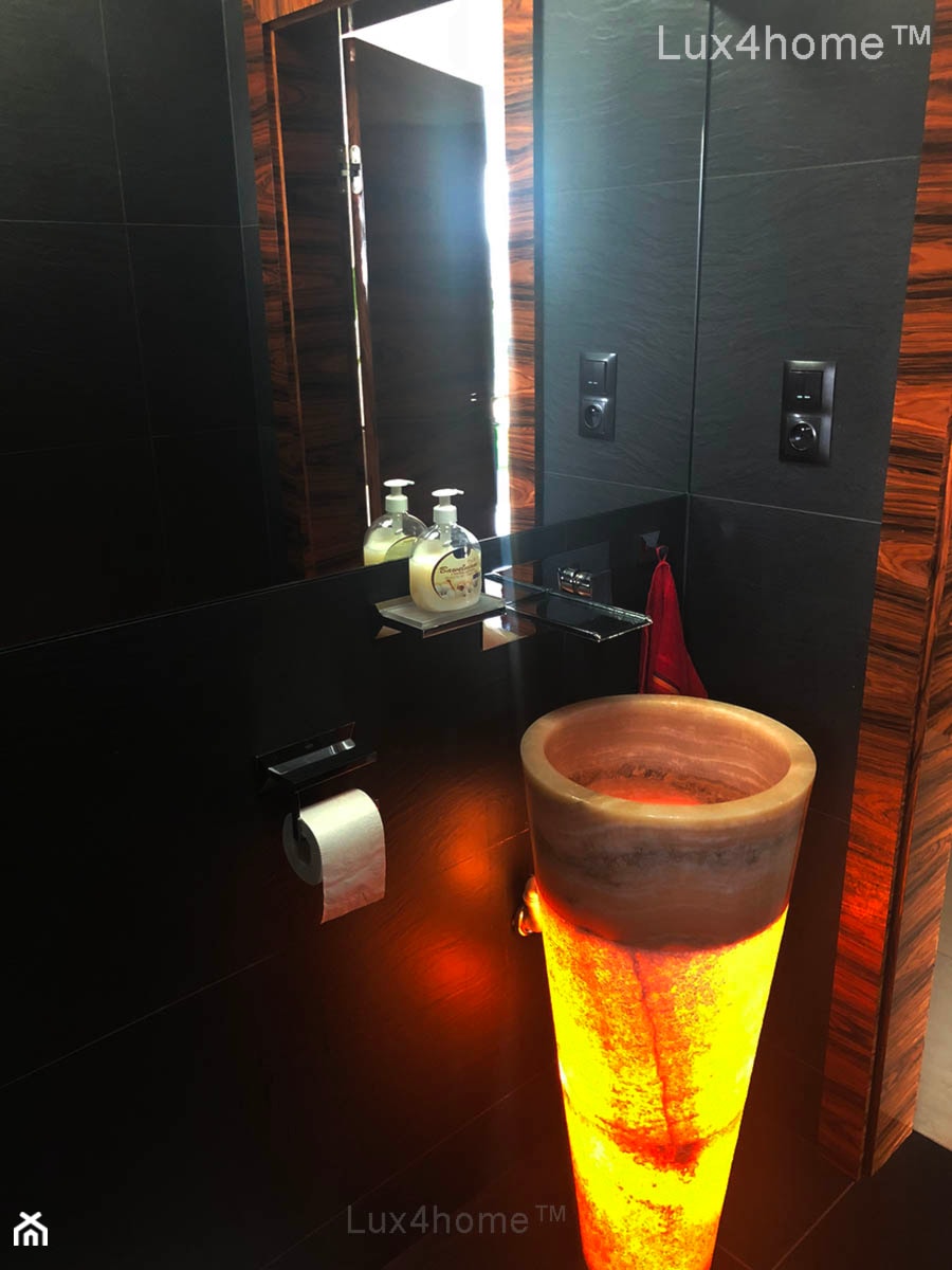 Wolnostojąca umywalka z onysku - podświetlenie umywalki w łazience - zdjęcie od Lux4home™