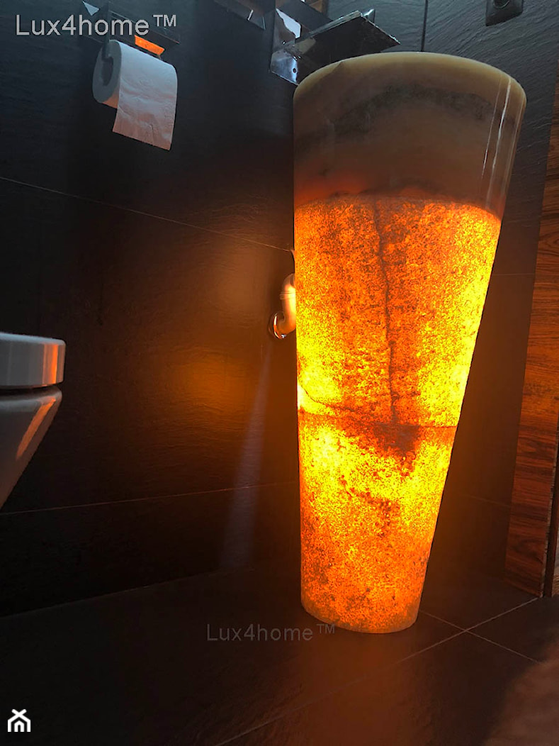 Wolnostojąca umywalka z onysku - podświetlenie umywalki w łazience - zdjęcie od Lux4home™ - Homebook