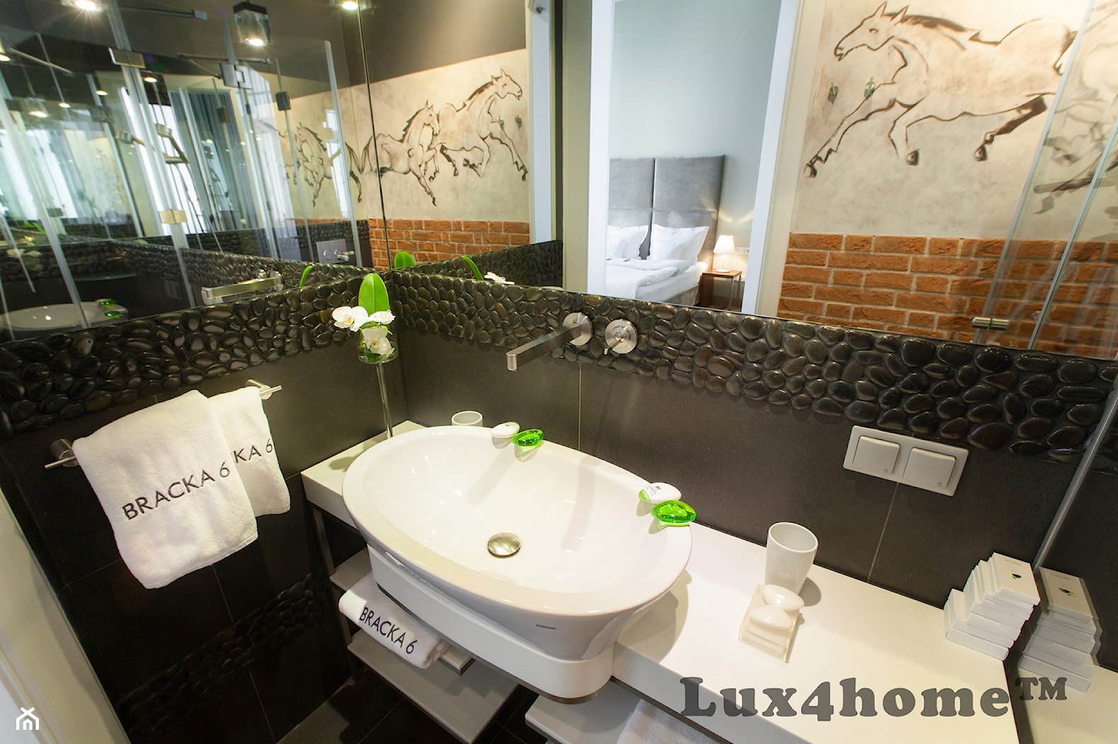 Czarne mozaiki z otoczaków na ścianie w łazience - czarne otoczaki w łazience - zdjęcie od Lux4home™ - Homebook