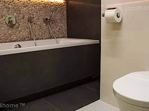 Otoczaki nad wanną w łazience - beżowe otoczaki cappuccino - zdjęcie od Lux4home™