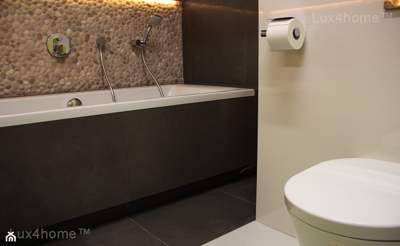 Otoczaki nad wanną w łazience - beżowe otoczaki cappuccino - zdjęcie od Lux4home™ - Homebook