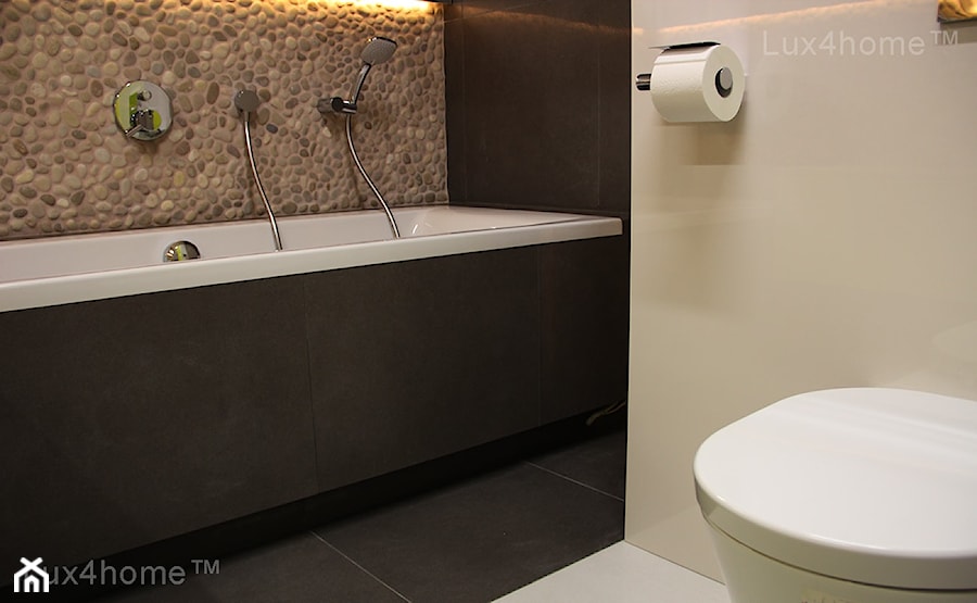 Otoczaki nad wanną w łazience - beżowe otoczaki cappuccino - zdjęcie od Lux4home™