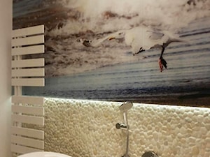 Białe otoczaki na scianie - łazienka z otoczakami - zdjęcie od Lux4home™