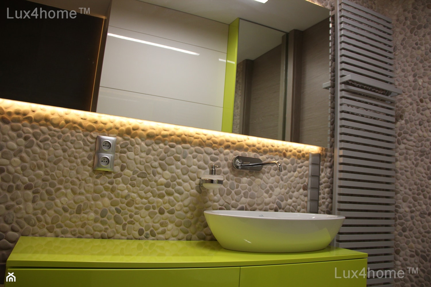 Sciana z otoczaków w łazience - beżowe mozaiki z otoczaków - zdjęcie od Lux4home™ - Homebook