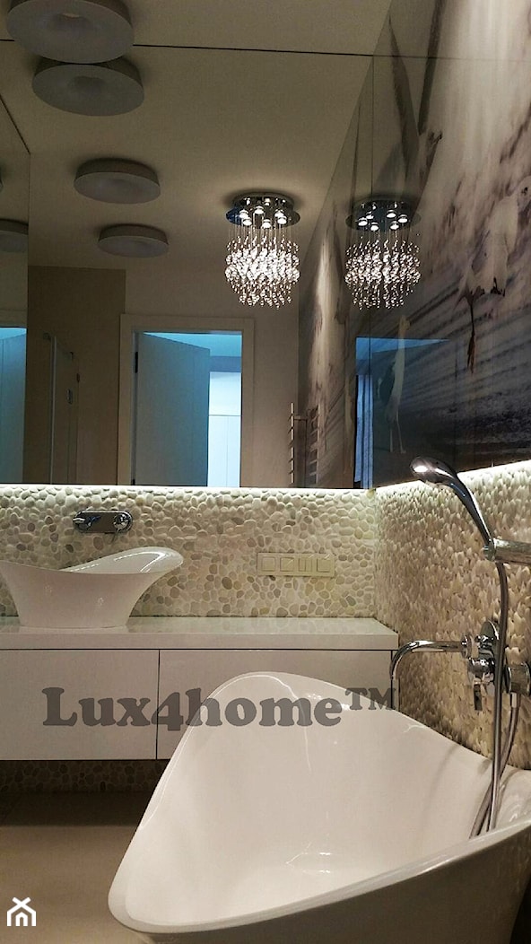 Białe otoczaki na scianie - łazienki z otoczakami - zdjęcie od Lux4home™ - Homebook