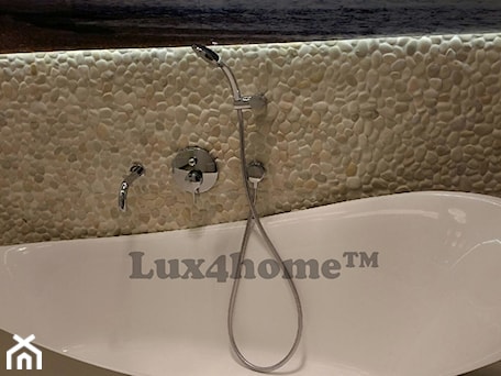Aranżacje wnętrz - Łazienka: Białe otoczaki na scianie - łazienka z otoczakami - Lux4home™. Przeglądaj, dodawaj i zapisuj najlepsze zdjęcia, pomysły i inspiracje designerskie. W bazie mamy już prawie milion fotografii!