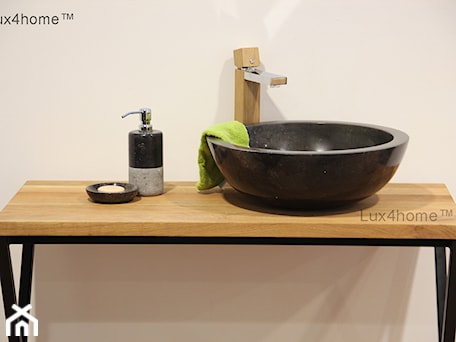 Aranżacje wnętrz - Łazienka: Czarna umywalka z marmuru i drewniany blat łazienkowy - Lux4home™. Przeglądaj, dodawaj i zapisuj najlepsze zdjęcia, pomysły i inspiracje designerskie. W bazie mamy już prawie milion fotografii!