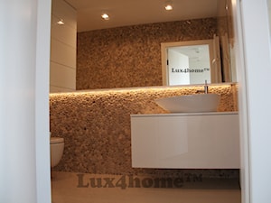 Beżowa mozaika kamienna z otoczaków - ściana z otoczaków w łazience - zdjęcie od Lux4home™