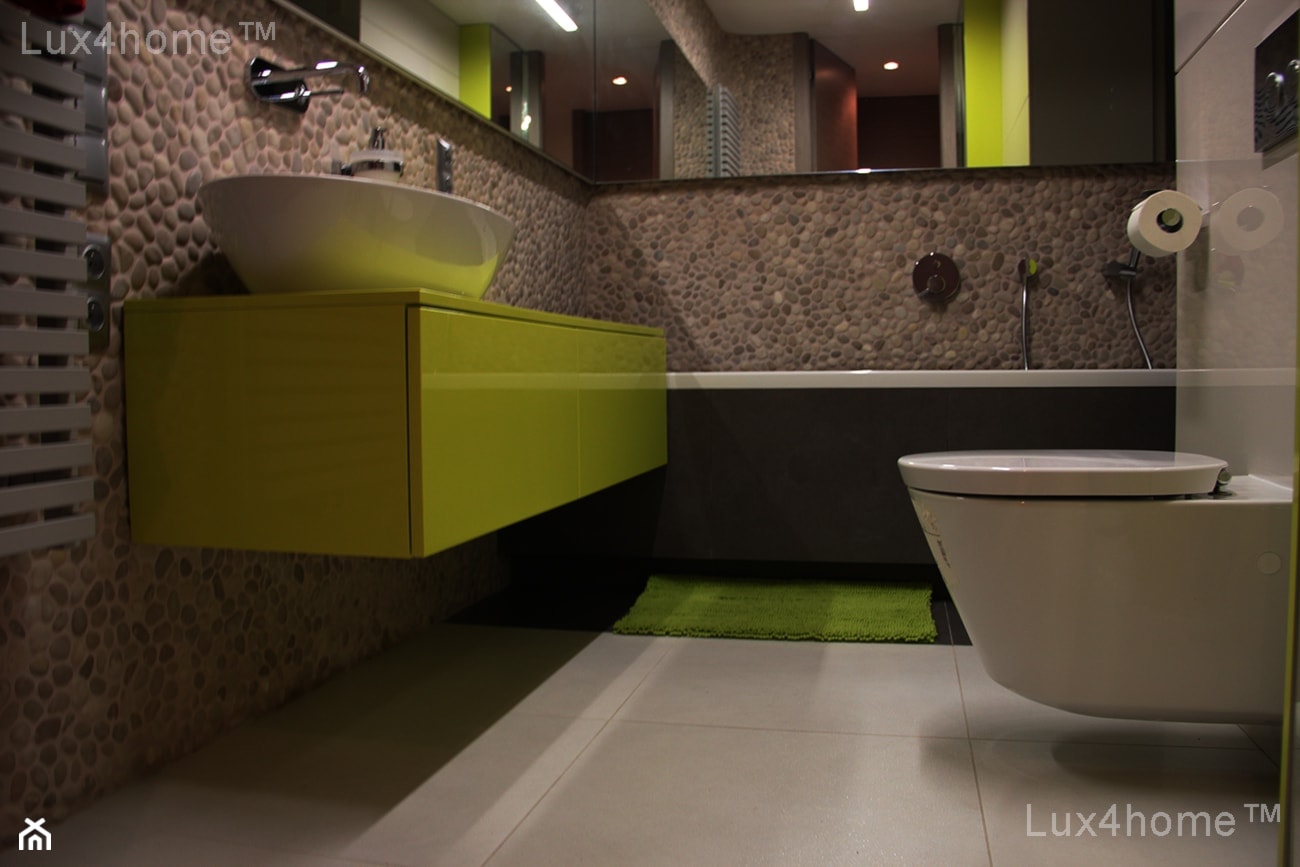 Beżowe otoczaki na ścianie - otoczaki do łazienki - zdjęcie od Lux4home™ - Homebook