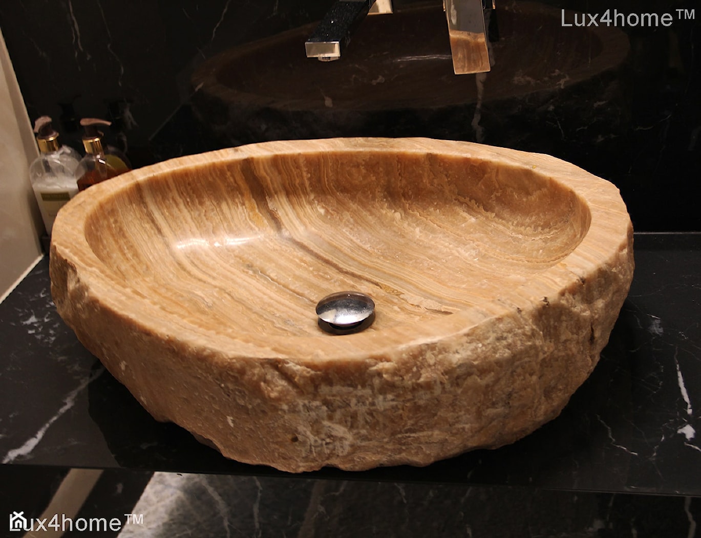 Kamienna umywalka z naturalnego onyksu w łazience - zdjęcie od Lux4home™ - Homebook