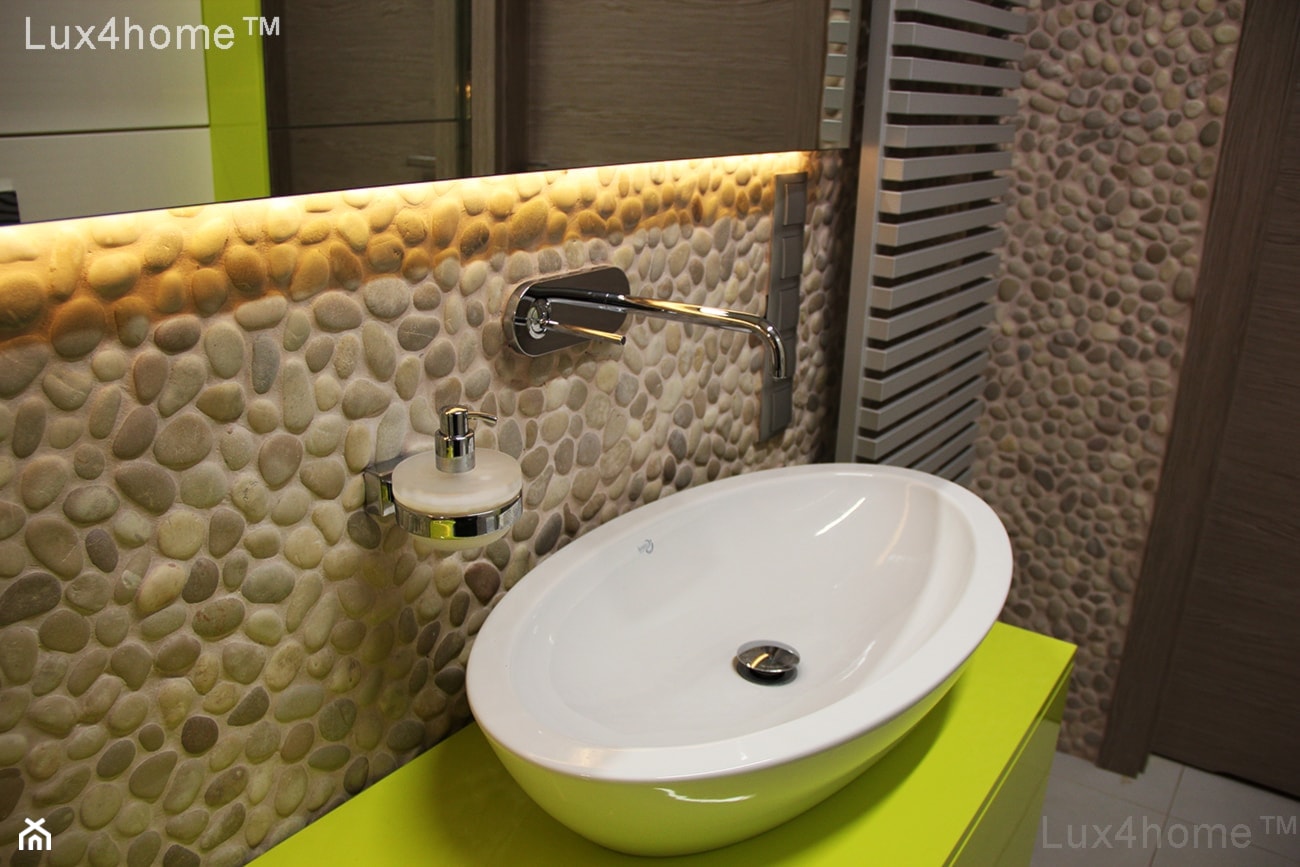 Sciana z otoczaków w łazience - beżowe mozaiki z otoczaków - zdjęcie od Lux4home™ - Homebook