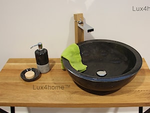Czarna umywalka z marmuru i drewniany blat łazienkowy