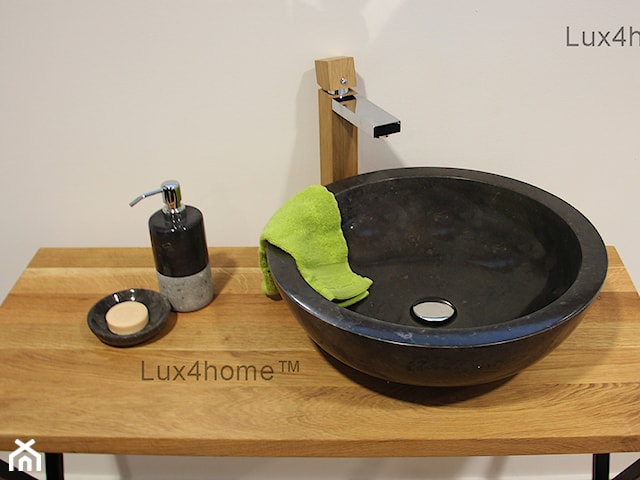 Czarna umywalka z marmuru i drewniany blat łazienkowy