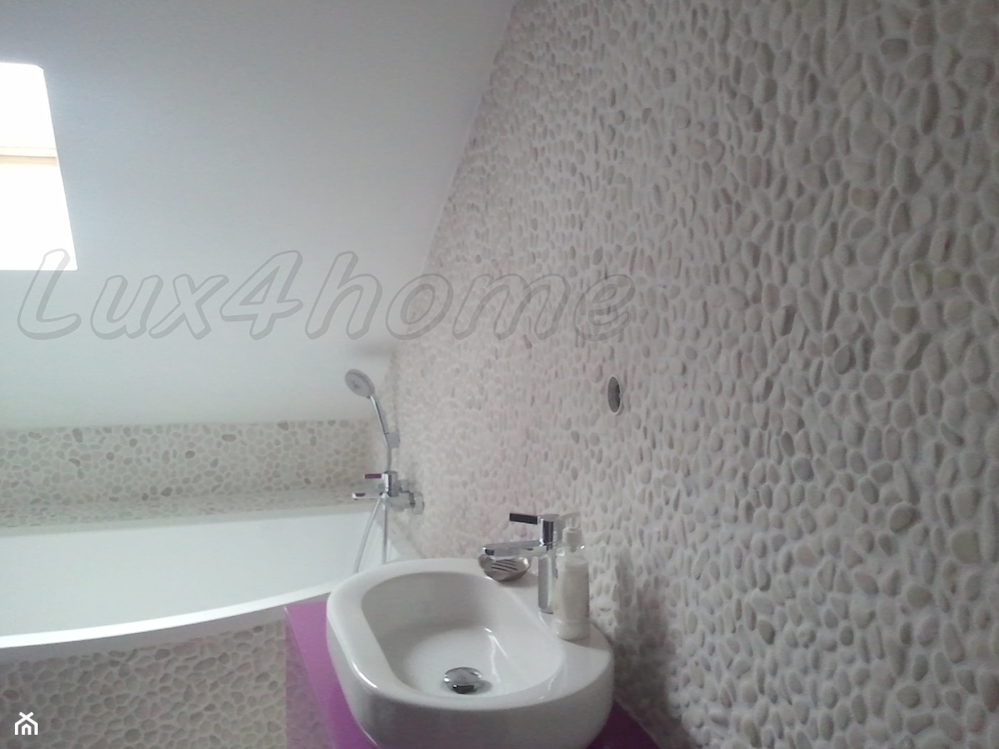 Łazienka z białych otoczaków - otoczaki na ścianie i podłodze w łazience - zdjęcie od Lux4home™ - Homebook