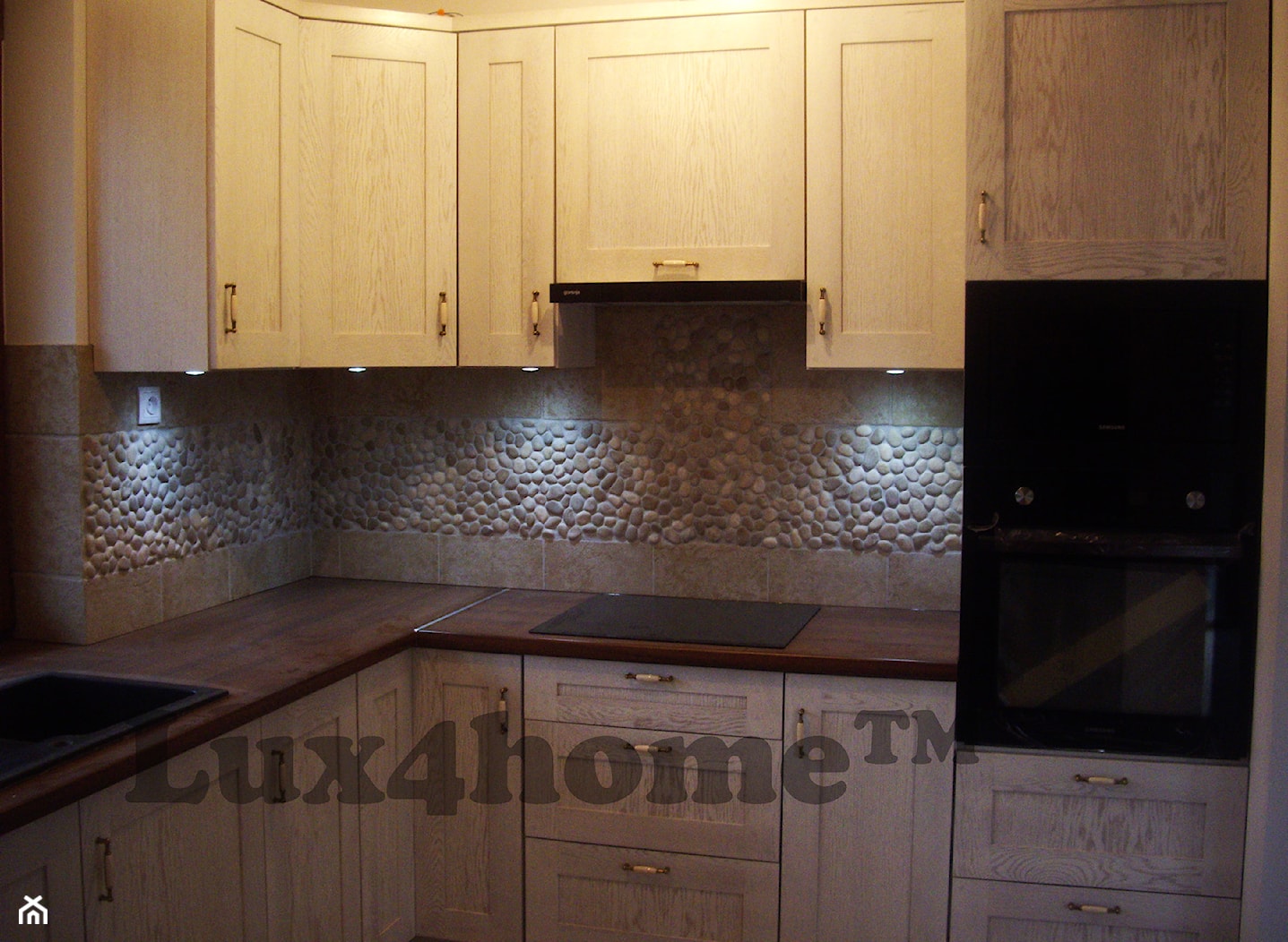 Otoczaki na sciane i podłogi - otoczaki w kuchni - zdjęcie od Lux4home™ - Homebook
