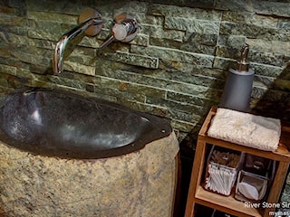 Stojąca umywalka z kamienia otoczaka - kamienia polnego