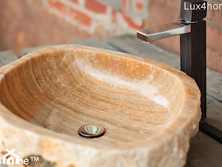 Aranżacje wnętrz - Łazienka: Kamienna umywalka z naturalnego onyksu na blacie - Lux4home™. Przeglądaj, dodawaj i zapisuj najlepsze zdjęcia, pomysły i inspiracje designerskie. W bazie mamy już prawie milion fotografii!