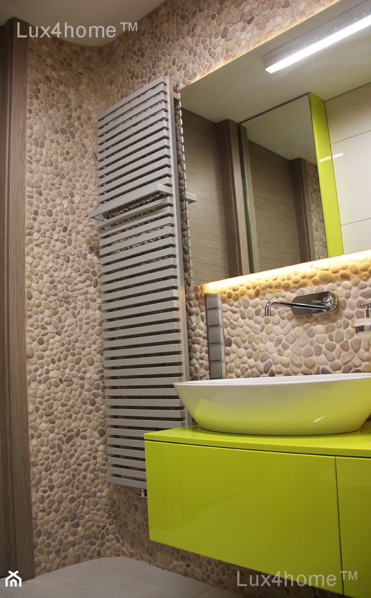 Sciana z otoczaków w łazience - beżowe mozaiki z otoczaków - zdjęcie od Lux4home™