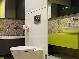 Otoczaki na ścianie za umywalką i nad wanną - zdjęcie od Lux4home™