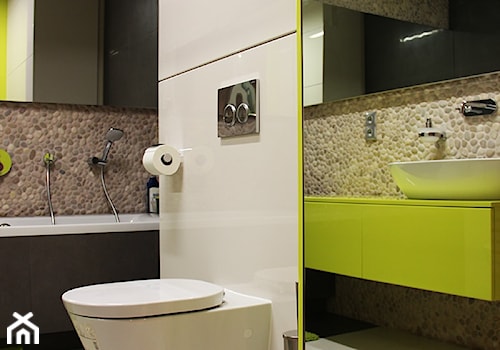 Otoczaki na ścianie za umywalką i nad wanną - zdjęcie od Lux4home™