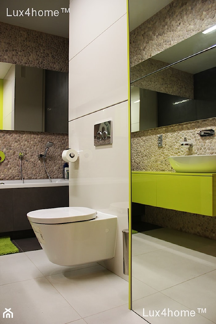 Otoczaki na ścianie za umywalką i nad wanną - zdjęcie od Lux4home™ - Homebook