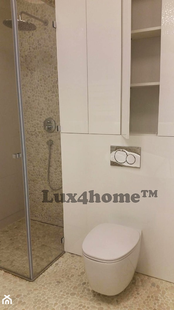 Białe otoczaki na scianie - łazienka z otoczakami - zdjęcie od Lux4home™ - Homebook