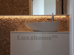 Beżowa mozaika kamienna z otoczaków - ściana z otoczaków w łazience - zdjęcie od Lux4home™