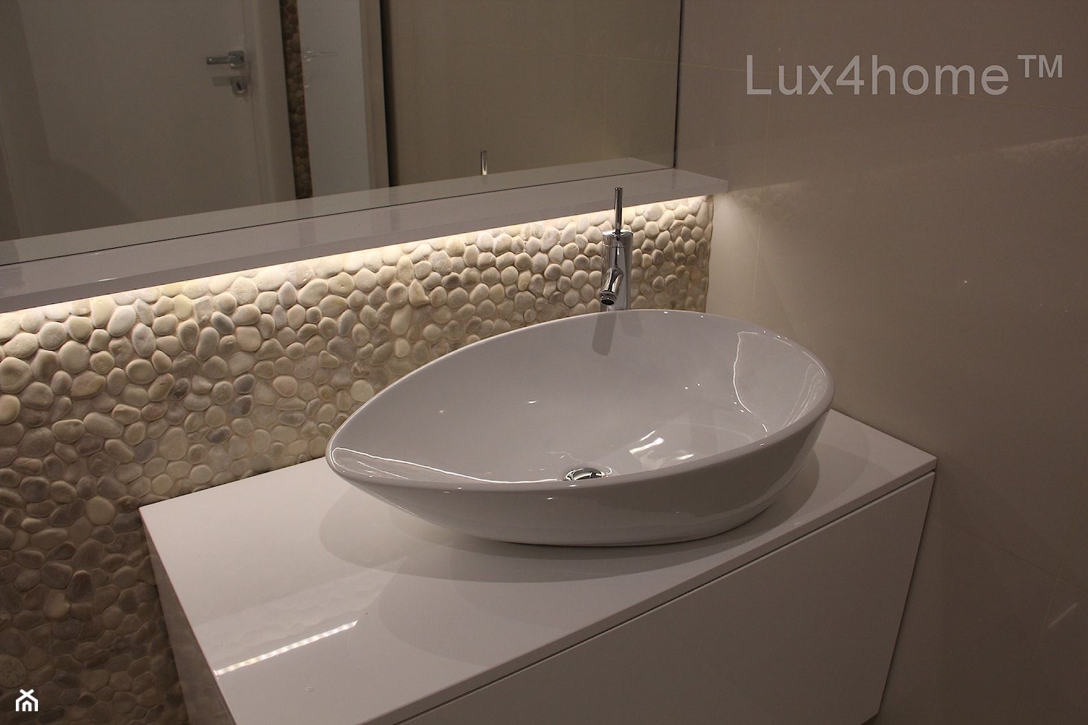 Otoczaki na siatce - otoczaki na ścianie w łazience - prysznic z otoczaków - zdjęcie od Lux4home™ - Homebook