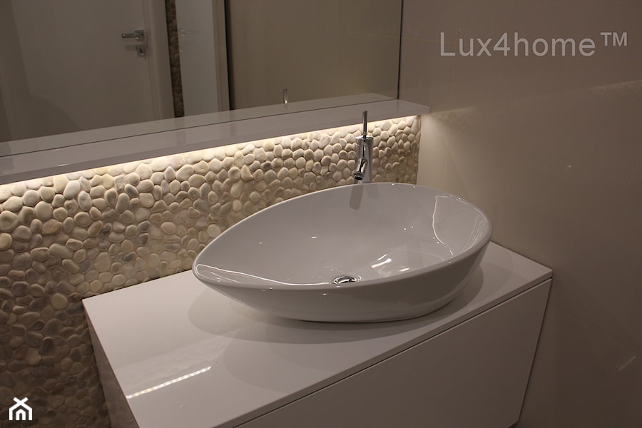 Otoczaki na siatce - otoczaki na ścianie w łazience - prysznic z otoczaków - zdjęcie od Lux4home™