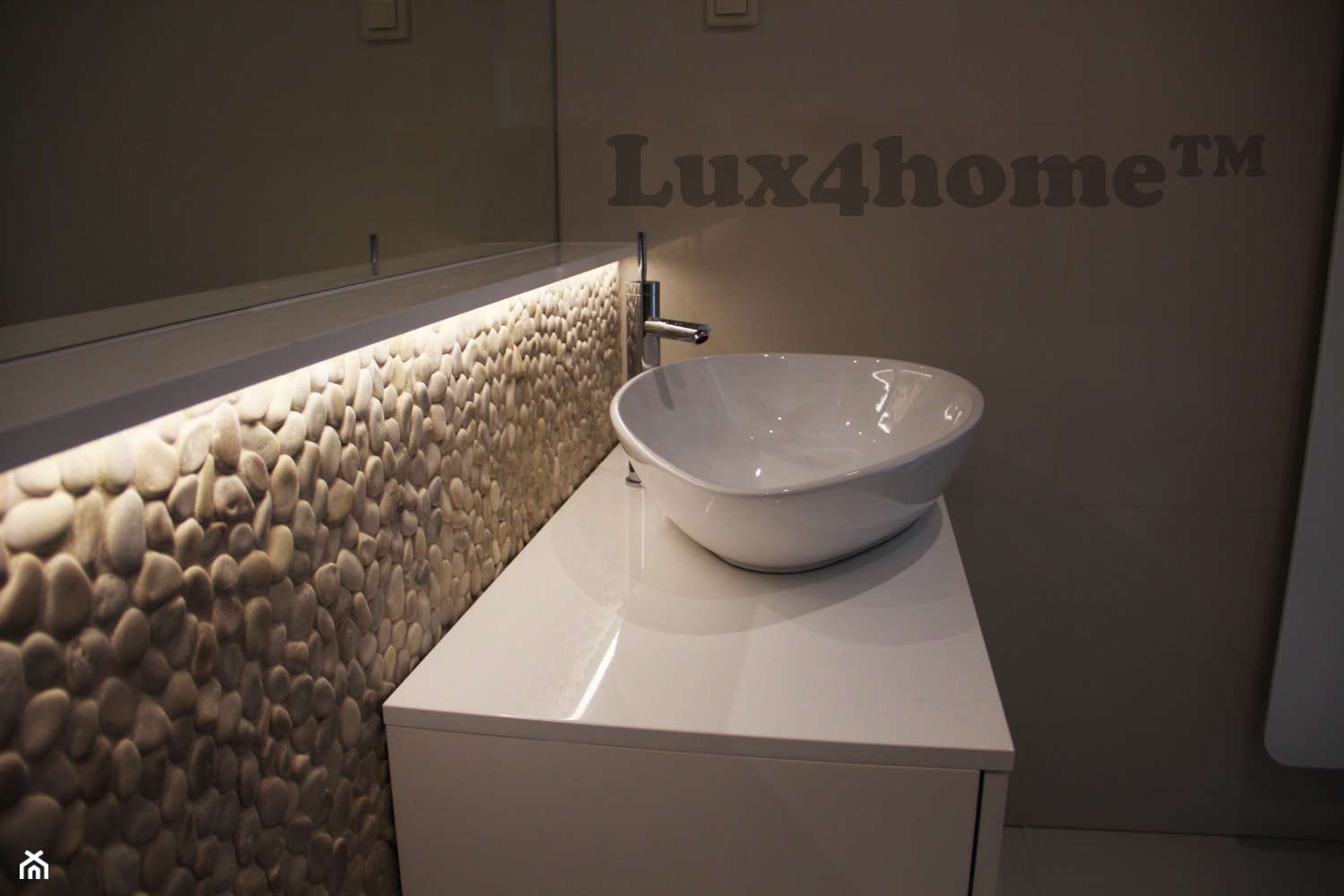 Otoczaki na siatce - otoczaki na ścianie w łazience - prysznic z otoczaków - zdjęcie od Lux4home™ - Homebook