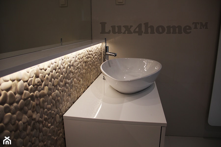 Otoczaki na siatce - otoczaki na ścianie w łazience - prysznic z otoczaków - zdjęcie od Lux4home™