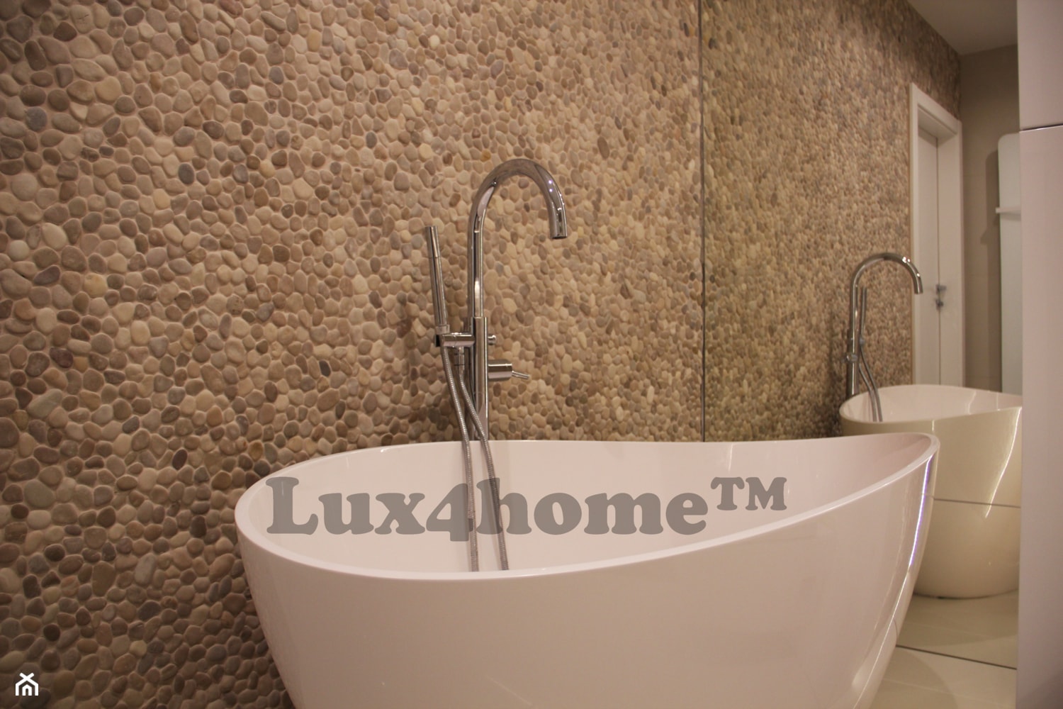 Beżowa mozaika kamienna z otoczaków - beżowe otoczaki na ścianie w łazience - zdjęcie od Lux4home™ - Homebook