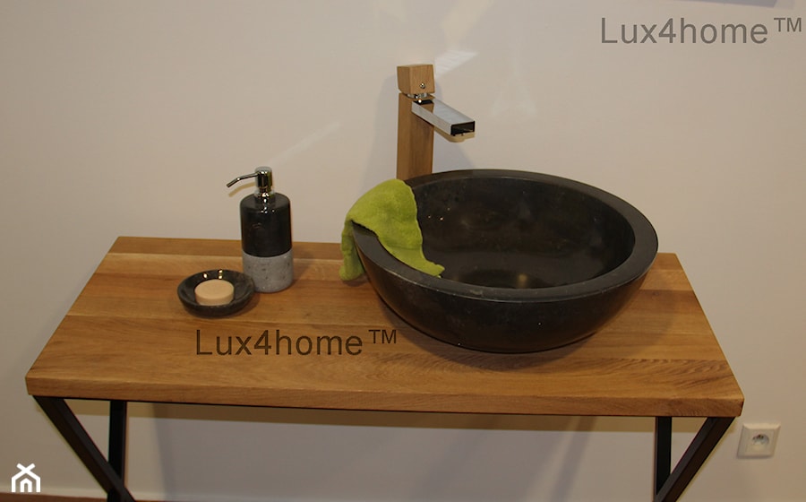 Czarna umywalka z marmuru i drewniany blat łazienkowy - zdjęcie od Lux4home™