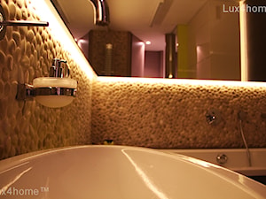 ściana z otoczakami podświetlona w łazience - zdjęcie od Lux4home™