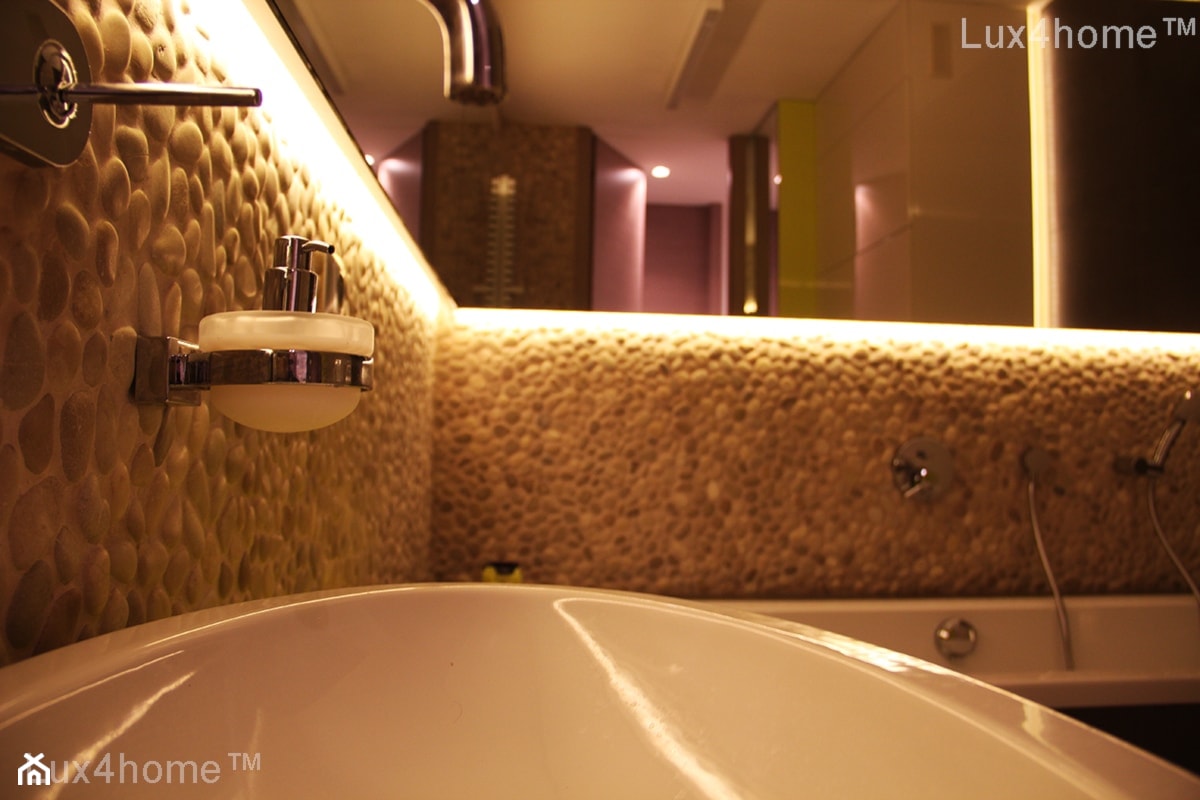 ściana z otoczakami podświetlona w łazience - zdjęcie od Lux4home™ - Homebook