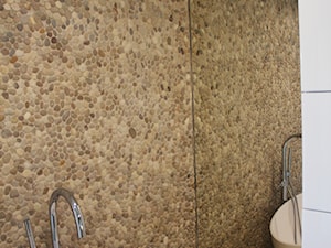Beżowa mozaika kamienna z otoczaków - beżowe otoczaki na ścianie w łazience - zdjęcie od Lux4home™