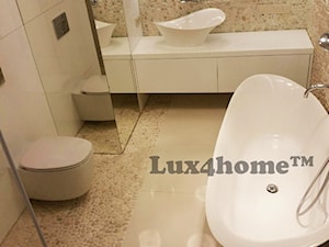 Białe otoczaki na scianie - łazienka z otoczakamii - zdjęcie od Lux4home™