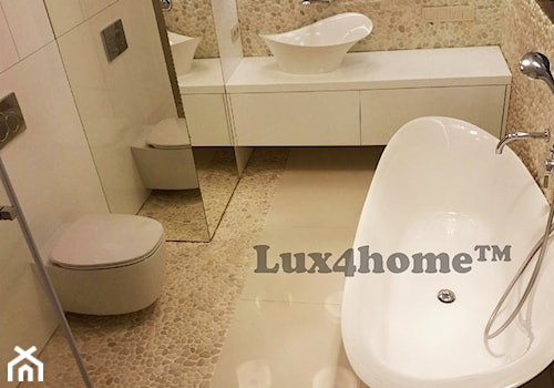 Białe otoczaki na scianie - łazienka z otoczakamii - zdjęcie od Lux4home™
