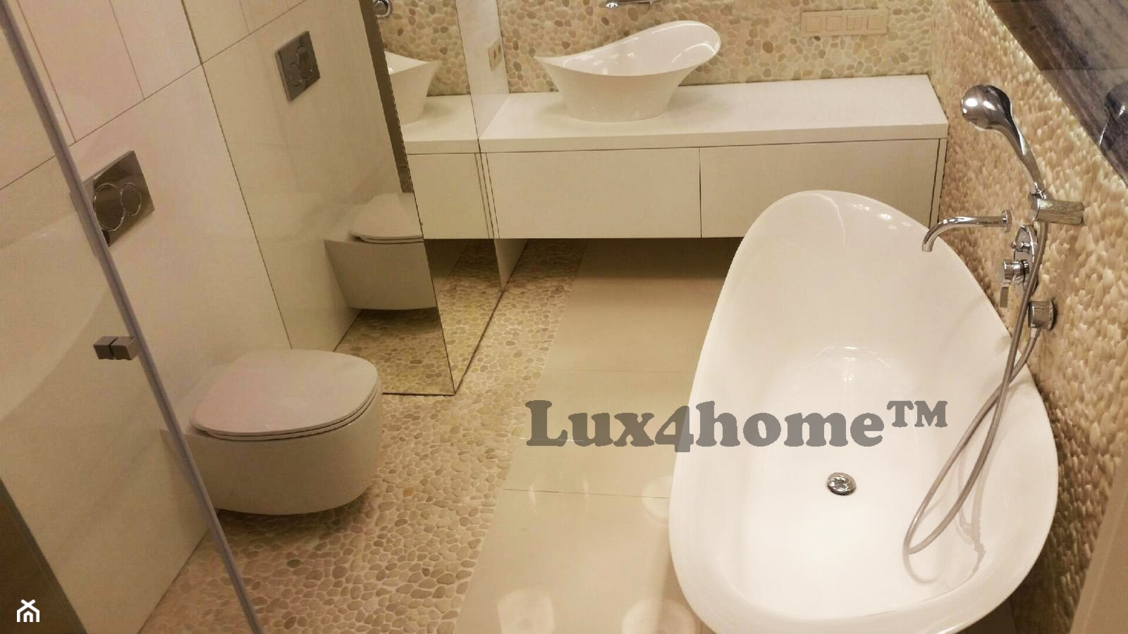 Białe otoczaki na scianie - łazienka z otoczakamii - zdjęcie od Lux4home™ - Homebook