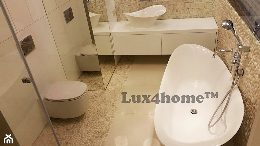 Białe otoczaki na scianie - łazienka z otoczakamii - zdjęcie od Lux4home™