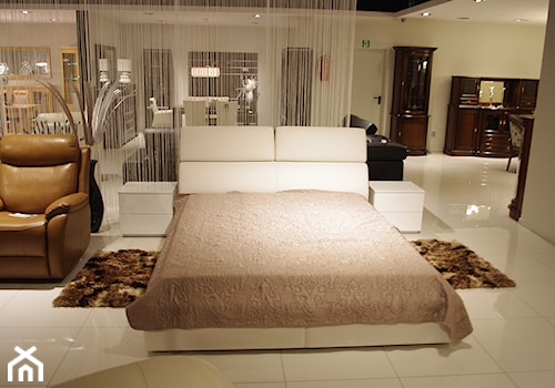 Łóżko Genesis - Duża beżowa sypialnia, styl tradycyjny - zdjęcie od TC MEBLE