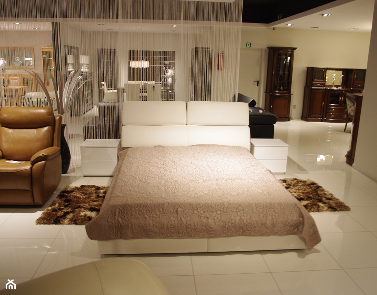 Łóżko Genesis - Duża beżowa sypialnia, styl tradycyjny - zdjęcie od TC MEBLE - Homebook