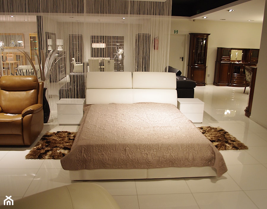 Łóżko Genesis - Duża beżowa sypialnia, styl tradycyjny - zdjęcie od TC MEBLE