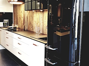 Expo 1 - Średnia zamknięta z kamiennym blatem biała z zabudowaną lodówką z nablatowym zlewozmywakiem kuchnia w kształcie litery l, styl rustykalny - zdjęcie od Studio FMB
